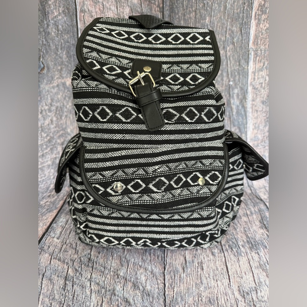 Backpack, 2 side pockets, 1 front, new without tags